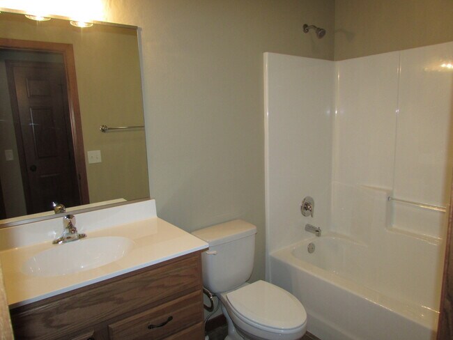 Building Photo - 3 BEDROOM | 2 BATH | GARAGE | NEWER TOWNHO...