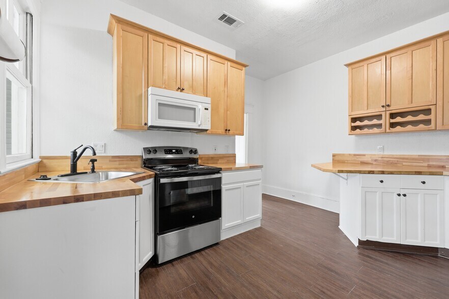 Kitchen - 2253 Herschel St