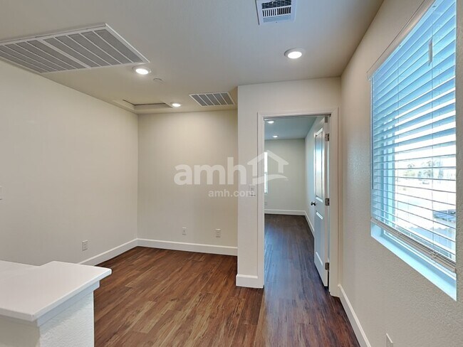 Building Photo - 260 Yasmin Daylily Pl