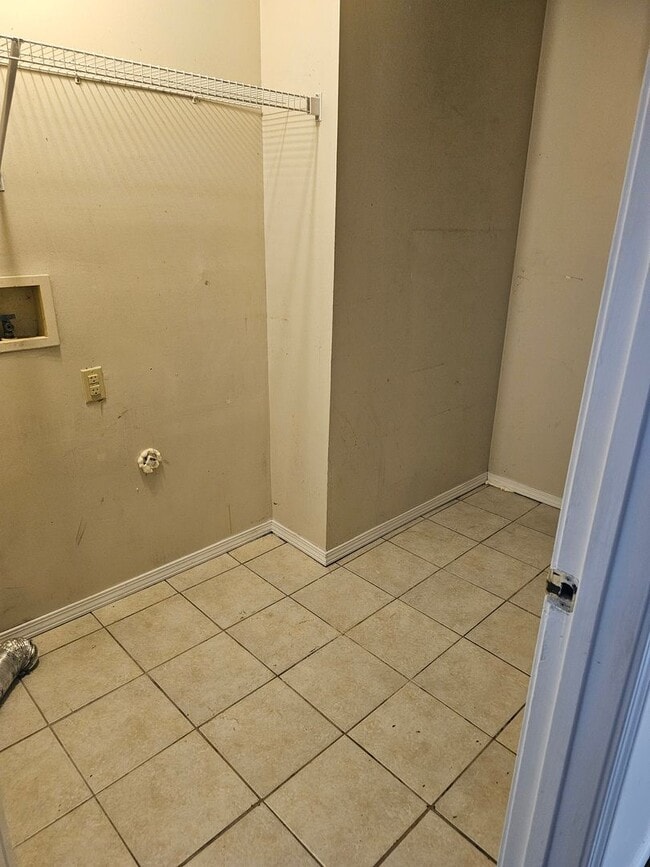 Building Photo - 2BD/1BA Duplex