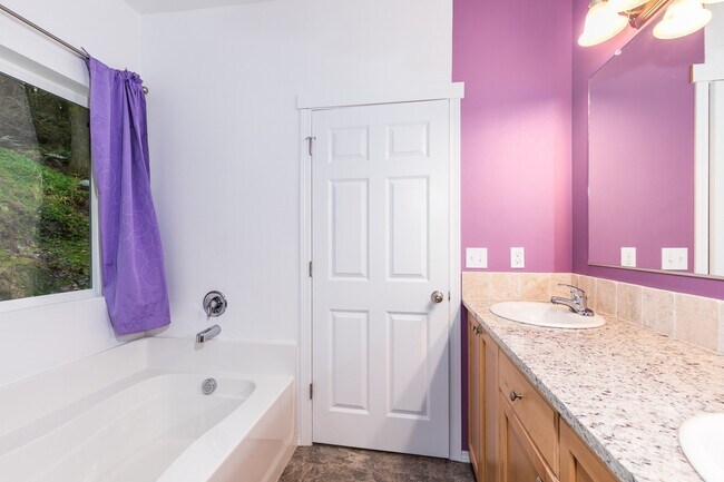 Building Photo - Beautiful 3 Bedroom rambler on a large and peaceful lot!