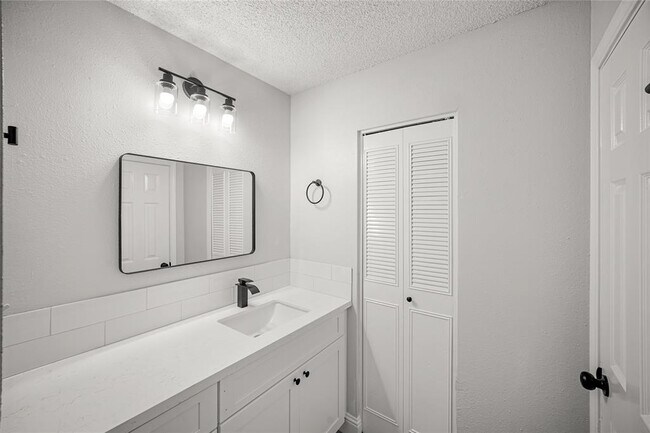 Building Photo - 10416 Hammerly Blvd