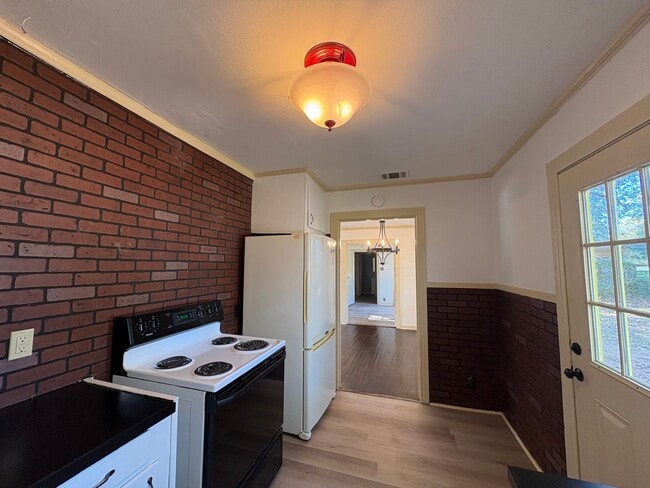 Building Photo - Beautiful 4 bedroom/ 2 bath home with Central Air&Heat