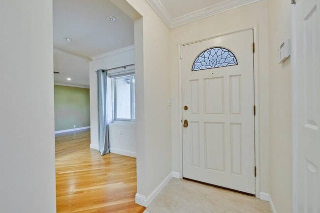Building Photo - Beautiful 4 bedroom, 3 bath in desirable C...