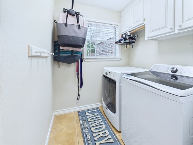 Building Photo - 1014 Redbud