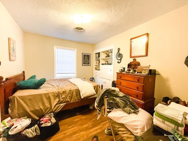 Building Photo - Adorable 4 Bed, 2 Bath Home for August 2026 Move In!