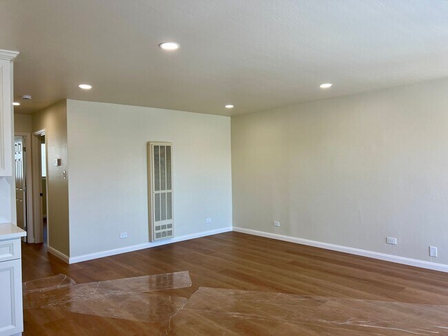 Building Photo - Light, bright & all NEW inside. Beautiful upgrades in this naturally bright 2 bd, 1 ba unit with ...
