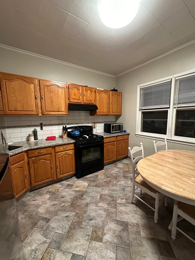 Building Photo - 152 W 9th St