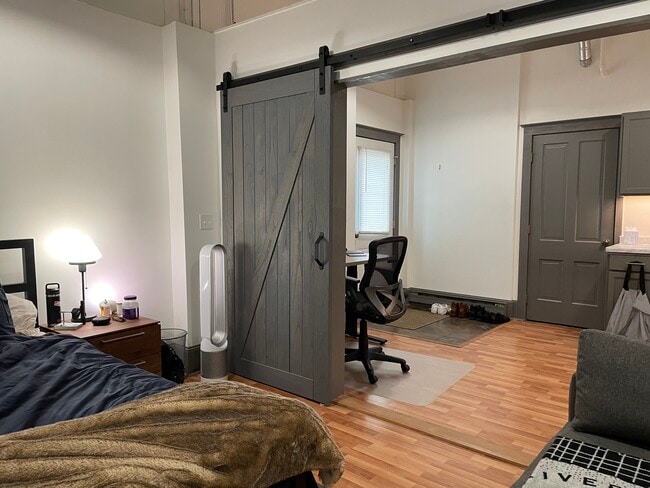 Building Photo - 400 Main St E