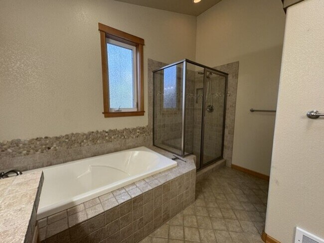 Building Photo - West Side location with amazing mountain views