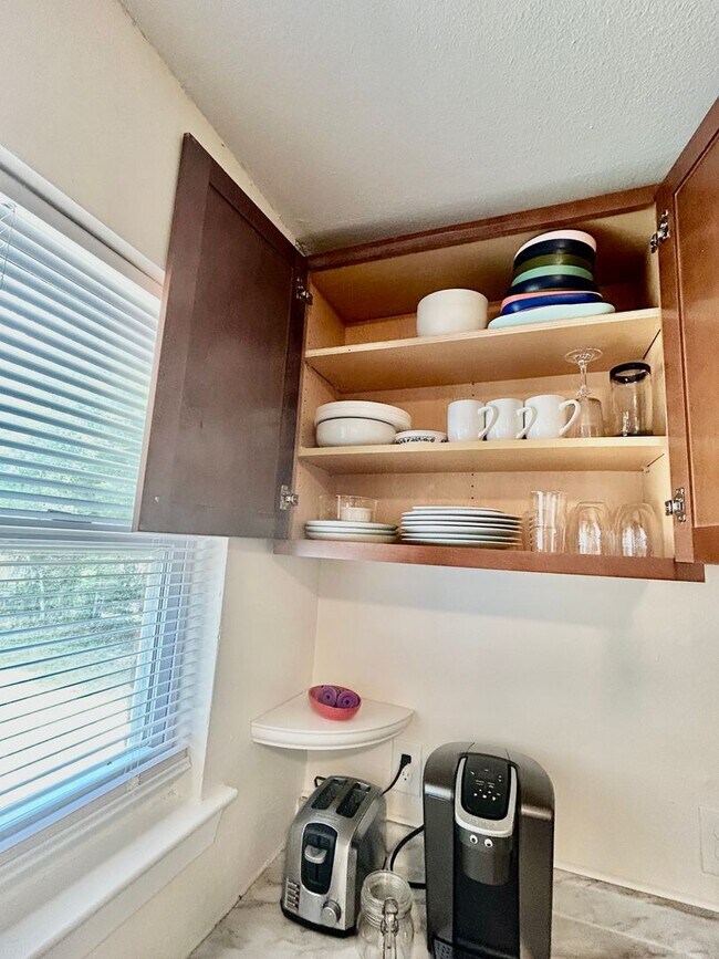 Building Photo - Gorgeous Fully Furnished 3 Bed/2 Bath Home...
