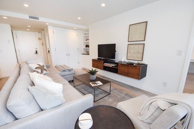 Building Photo - 1720 Avenida Del Mundo