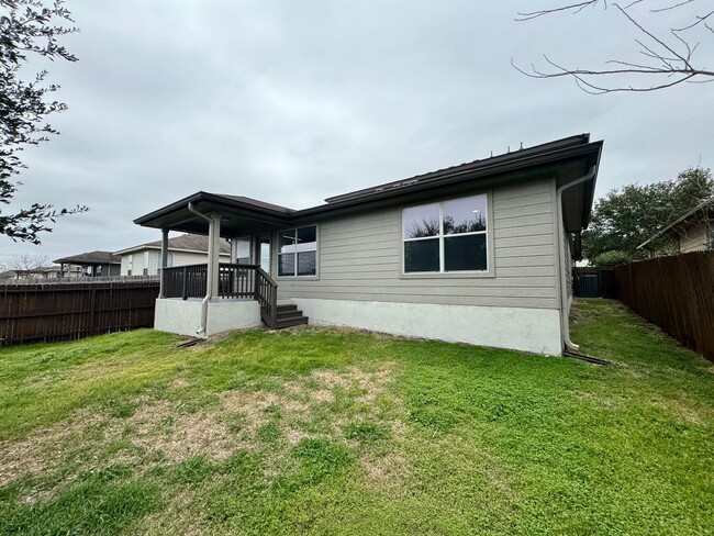 Building Photo - Ready for Move In! Nice & Large 5 bedroom ...