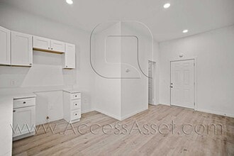 Building Photo - Cozy 2 Bed/1 Bath Unit In Peaceful Homeland Neighborhood!