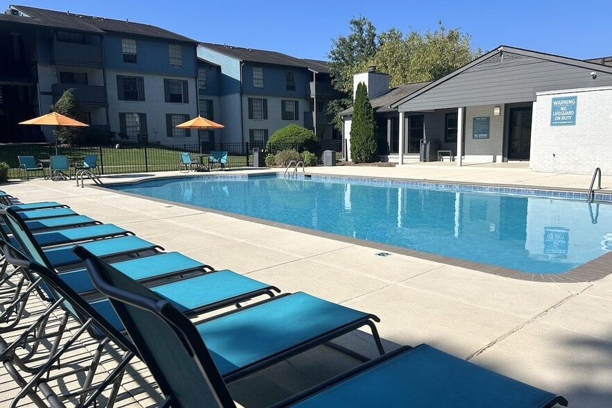 Building Photo - Crestwood Green Apartments