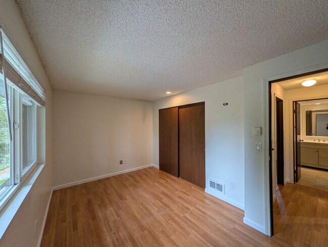 Building Photo - 2Bd/1.5Ba Shoreline Condo