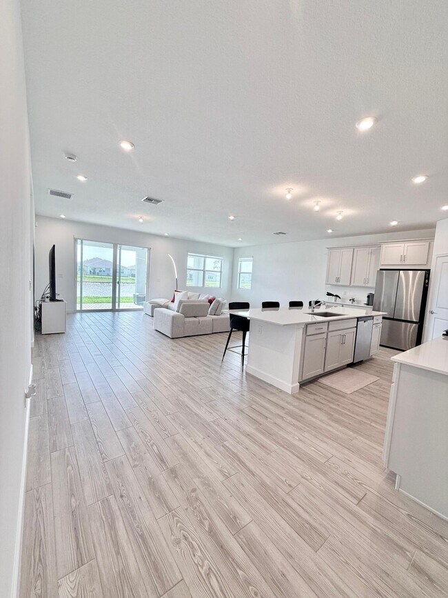 Building Photo - 10525 SW Orana Dr