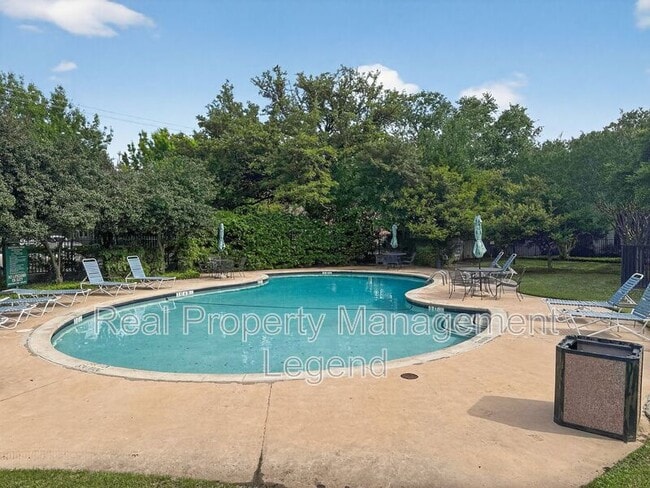 Building Photo - 4944 N Hall St