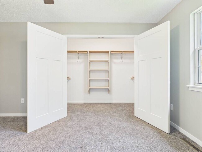 Building Photo - 1206 Foxridge Dr