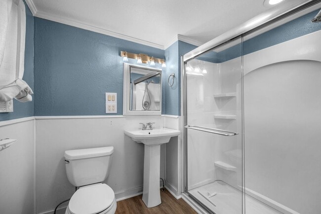 Building Photo - Great Location! Northtown Charmer!