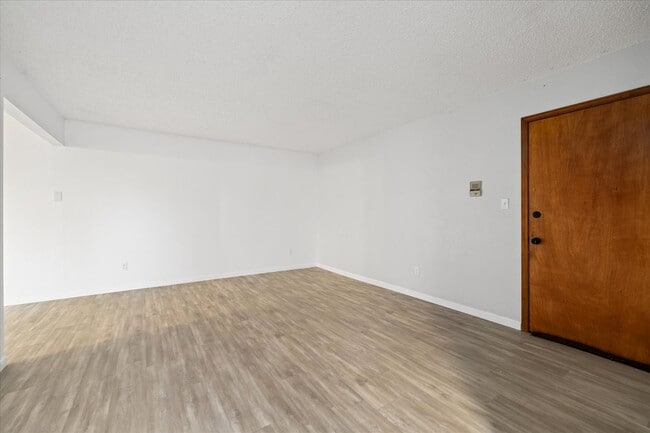 Building Photo - MOVE IN SPECIAL!!! Bright & Updated 2 Bed ...