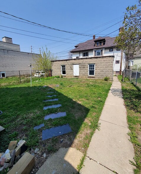 Backyard - 526 E Burleigh St