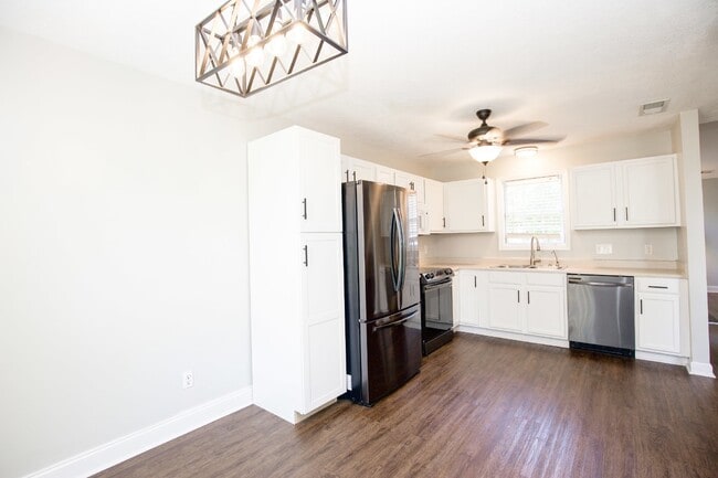Building Photo - Adorable 3 bedroom 2 bath + Bonus in Raeford