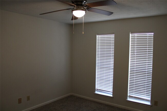 Building Photo - 819 Walbrook Dr