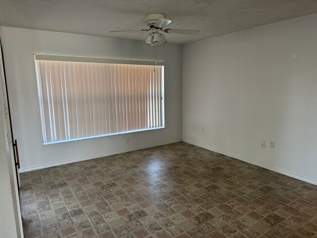 Building Photo - 1050 S Crystal Glen Dr