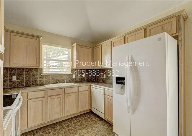 Building Photo - Gorgeous 3 bedroom 2 Bath and 2 Car Home in the Heart of Yukon