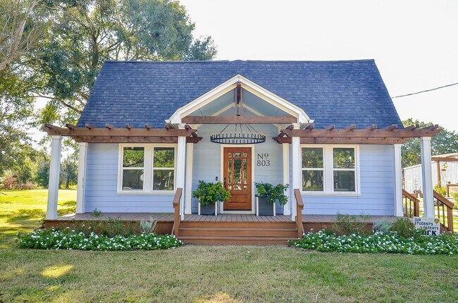 Building Photo - 803 Austin St