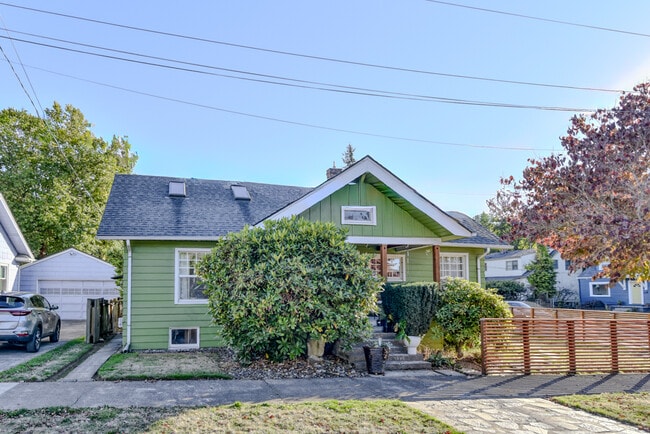 Building Photo - 6604 NE Flanders St