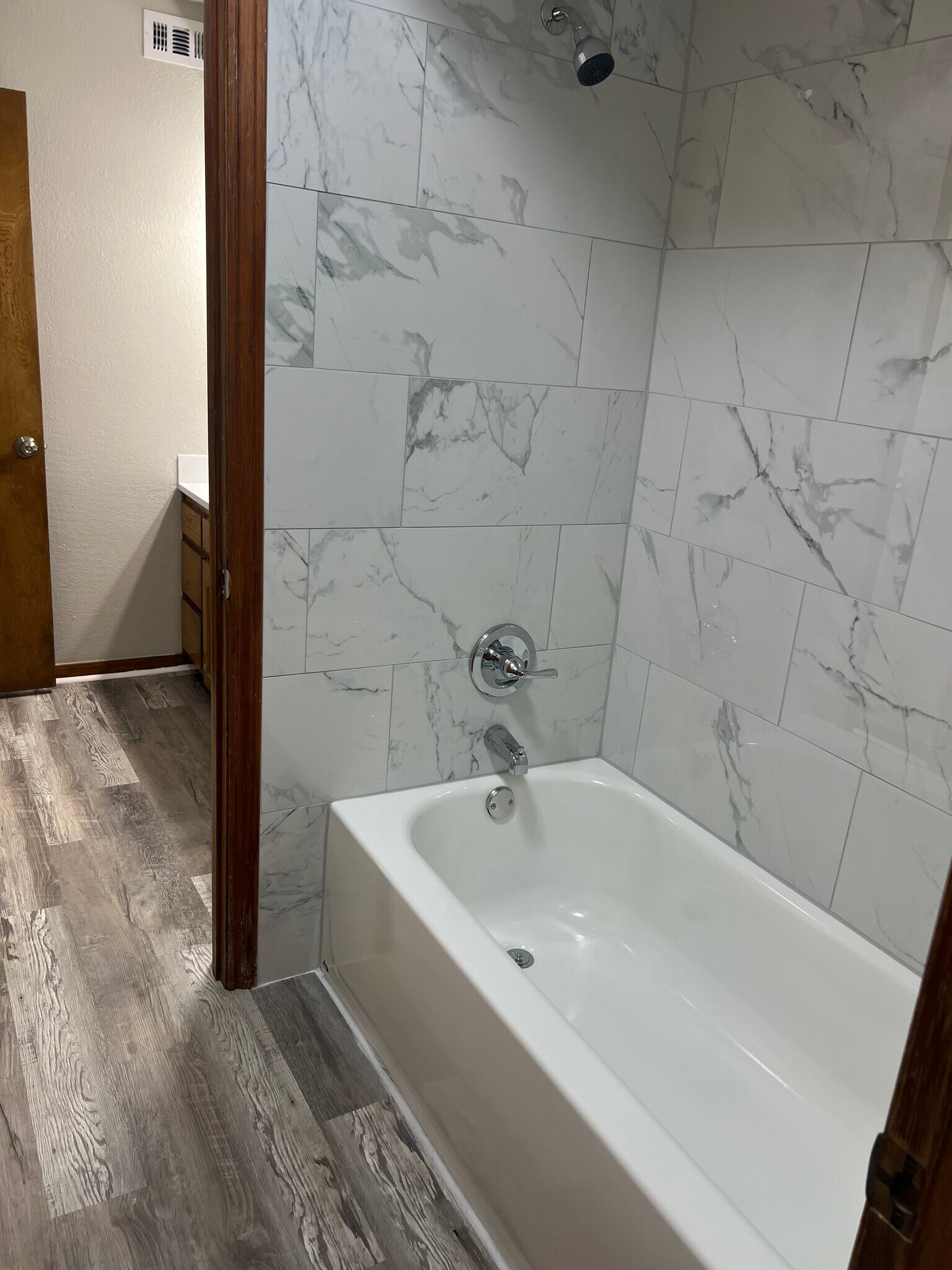 Tub / Shower - 1401 Lackey Ct
