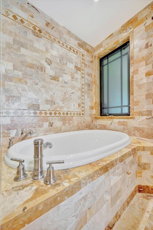 Building Photo - Beautiful West of the Trail 3-Bed/2-Bath H...