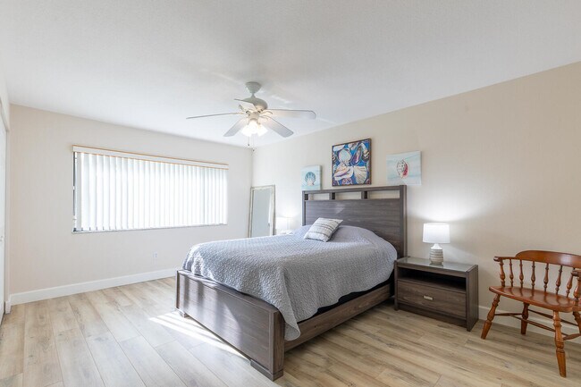Building Photo - 3303 SE Sandpiper Ct