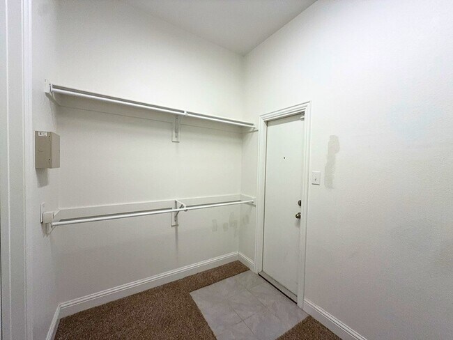 Building Photo - 302 Julia Ln