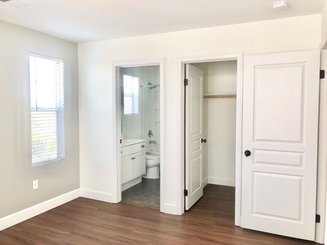Building Photo - Beautifully Upgraded & Appointed End Condo...