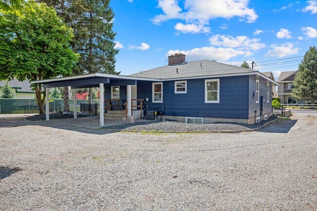 Building Photo - Gorgeous North Side Home With Shop!