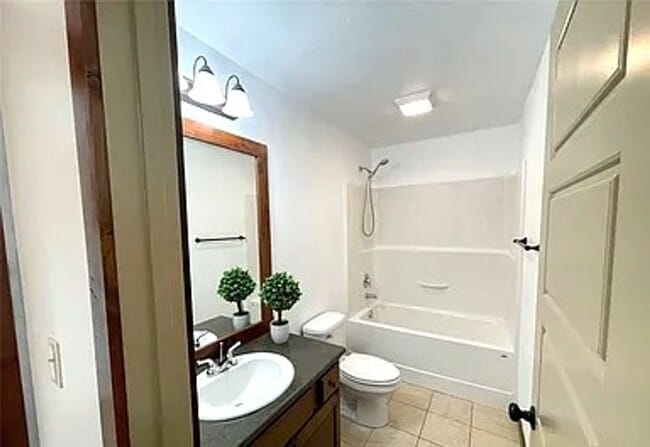 Building Photo - Beautiful 3 bedroom 2 1/2 bath townhouse in 4 Corners! Fenced backyard!