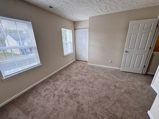 Building Photo - Great space in this 3 bedroom 2 and 1/2 bath end unit Townhome!