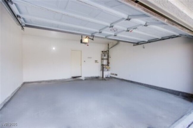 Building Photo - 10537 Redwood Ash Ave