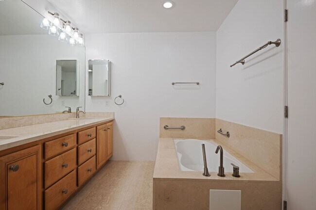 Building Photo - Extremely Rare Opportunity – 2 Bed / 2.5 Bath Luxury Condo at El Escorial Villas at East Beach