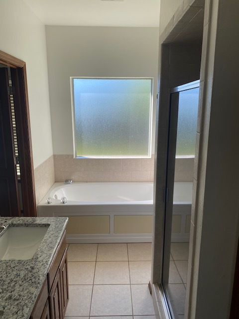 Master bath with shower and garden tub - 2730 Silvertree Dr