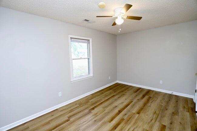Building Photo - 806 Club Ln