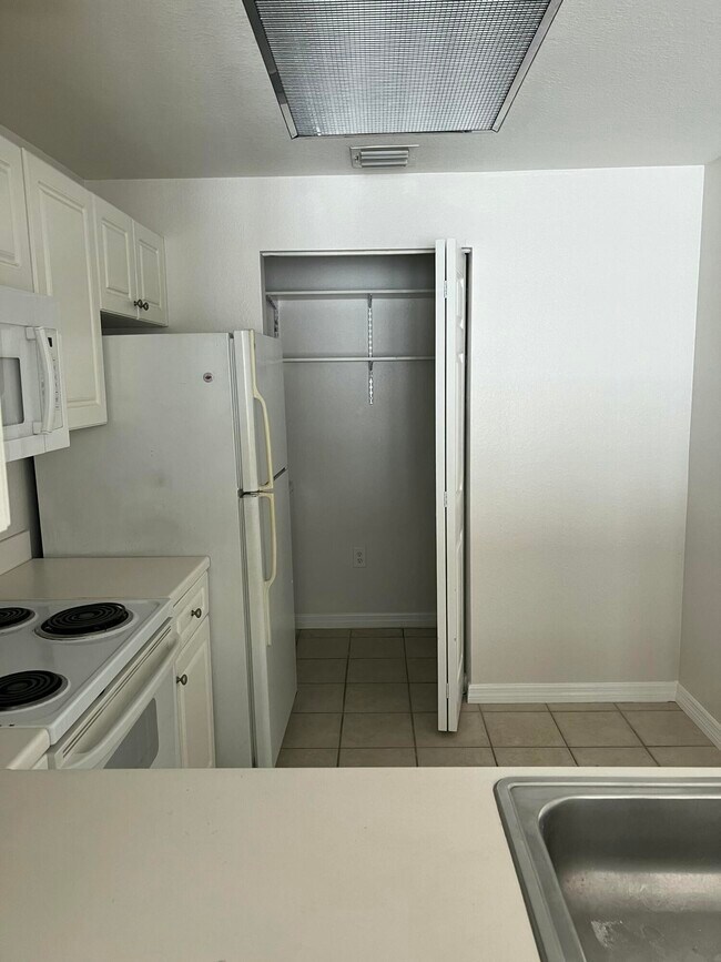 Building Photo - 2802 Sarento Pl