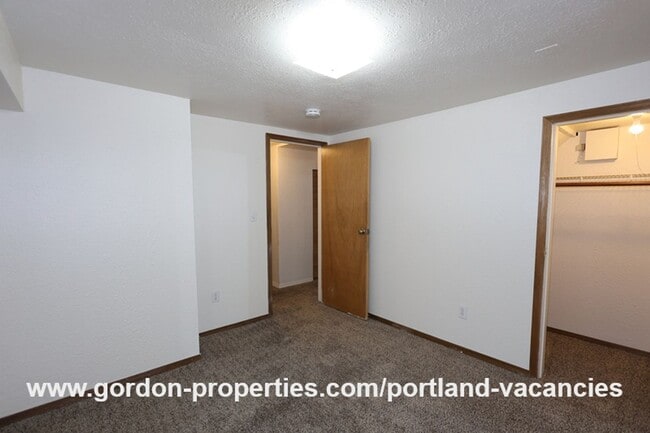 Building Photo - SE 57th Ave - 5 bedroom home with fireplac...