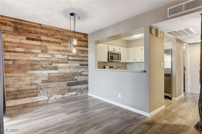 Building Photo - 1544 Hialeah Dr