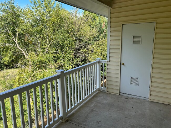 Building Photo - Third Floor Condo Available Now in Leesburg!