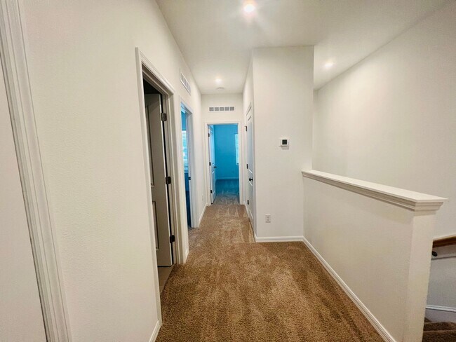 Building Photo - Beautiful 3 bedroom 2.5 bath Townhome!