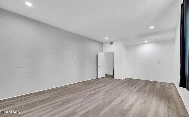 Building Photo - 832 S Farmer Ave